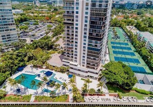 2333 Brickell Ave, Unit 517 in Miami, FL - Building Photo - Building Photo