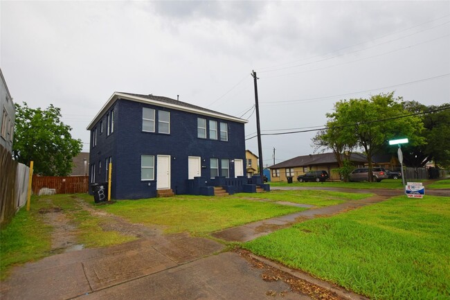 122 Pineview Dr in Houston, TX - Building Photo - Building Photo