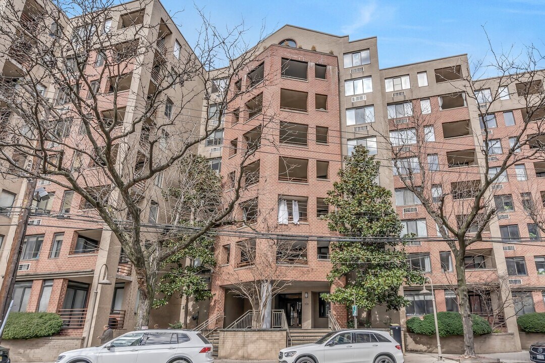 300 Newark St, Unit 4H in Hoboken, NJ - Building Photo