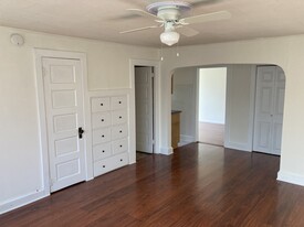 2109 Walnut St, Unit 2nd Floor Apartment B