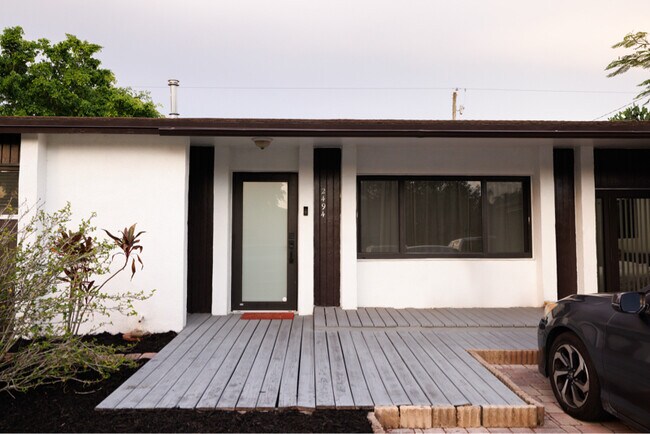 2494 NW 98th Ln in Sunrise, FL - Building Photo - Building Photo