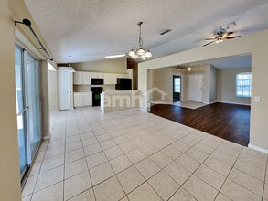 5611 Brookdale Way in Tampa, FL - Foto de edificio - Building Photo