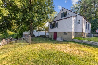 35 Allings Crossing Rd in West Haven, CT - Building Photo - Building Photo