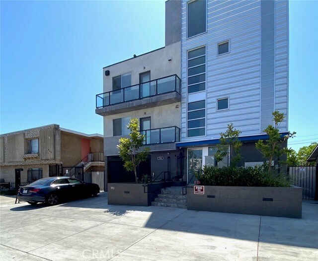 953 Normandie Ave-Unit -205 in Los Angeles, CA - Building Photo