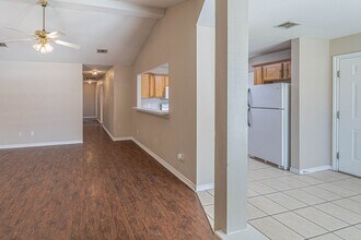 Available August 2026! 3 Bedroom 3 Bathroom Duplex with Fenced Yard! in College Station, TX - Building Photo - Building Photo