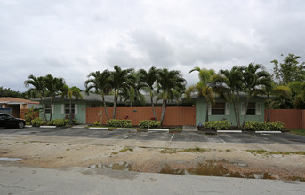 Middle River Gardens in Fort Lauderdale, FL - Building Photo - Building Photo