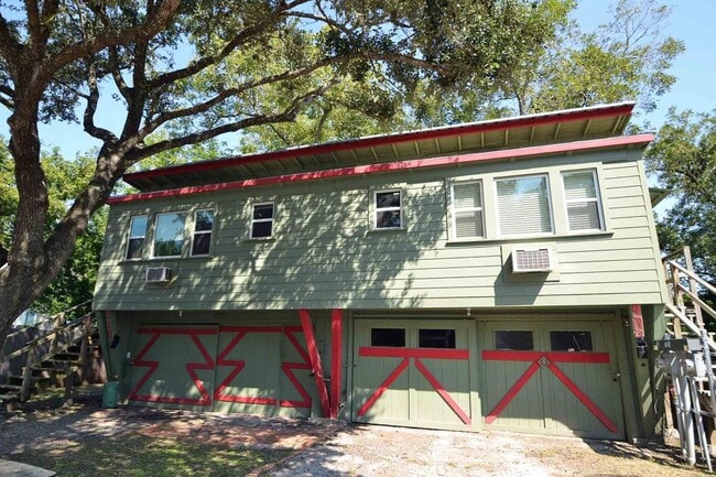property at 910 N Washington St