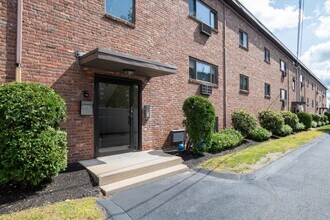 146 Willow St in Waltham, MA - Building Photo - Building Photo