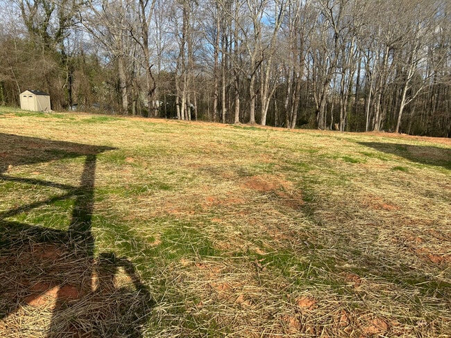 147 Highland Hills Dr in Campobello, SC - Foto de edificio - Building Photo