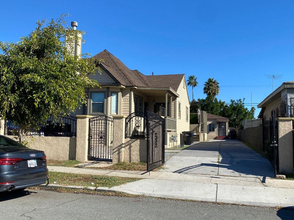 2252-56 Julian Ave in San Diego, CA - Building Photo