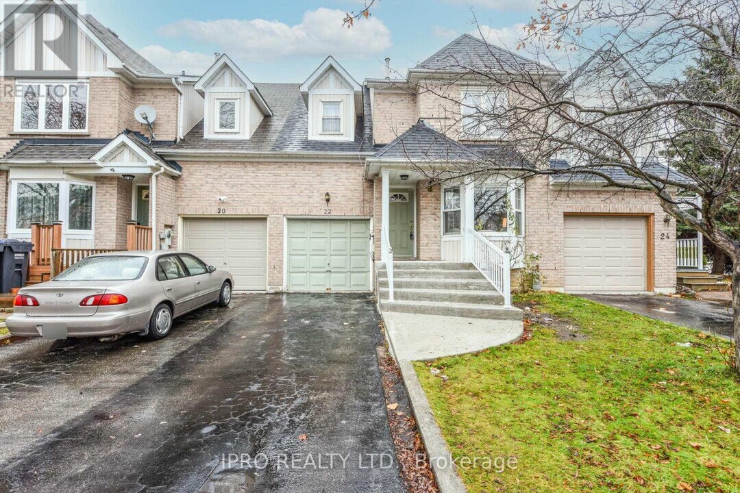 22 Desert Sand Dr in Brampton, ON - Building Photo