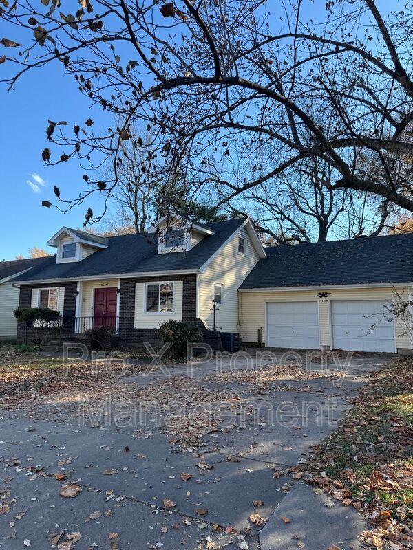 property at 1304 E Woodland St