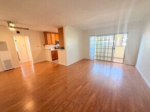 8306 W Manchester Ave, Unit 14 in Los Angeles, CA - Foto de edificio - Building Photo