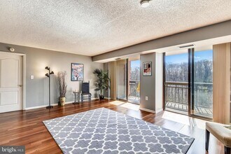 2230 George C Marshall Dr, Unit 922 in Falls Church, VA - Foto de edificio - Building Photo