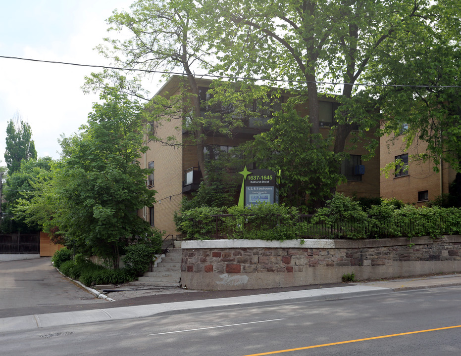 1645 Bathurst St in Toronto, ON - Building Photo