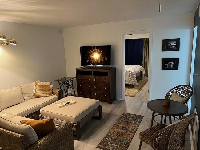 1100 Martinique Dr, Unit 203 in Winter Haven, FL - Building Photo - Building Photo