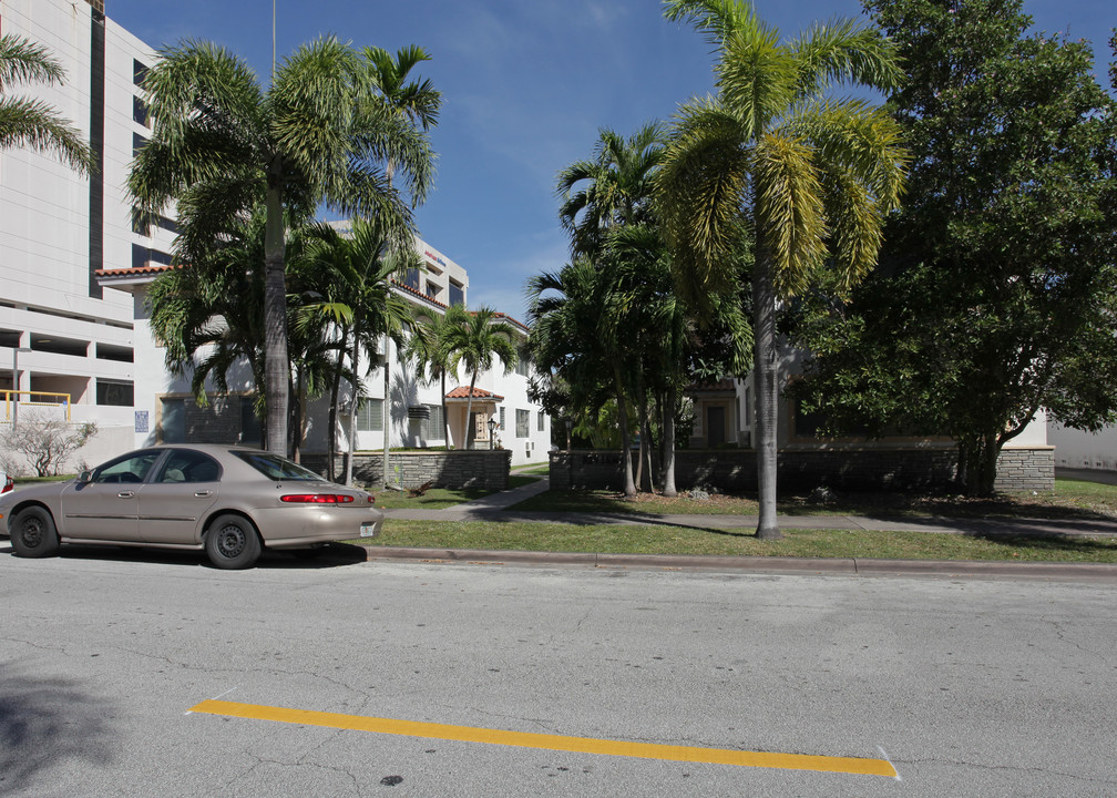 Santillane Apartments in Coral Gables, FL - Foto de edificio