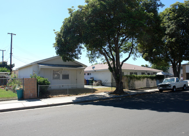 6080-6088 Woodland Ave in Ventura, CA - Foto de edificio - Building Photo