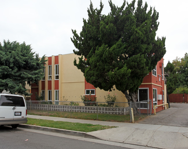 7543 Canby Ave in Reseda, CA - Building Photo - Building Photo