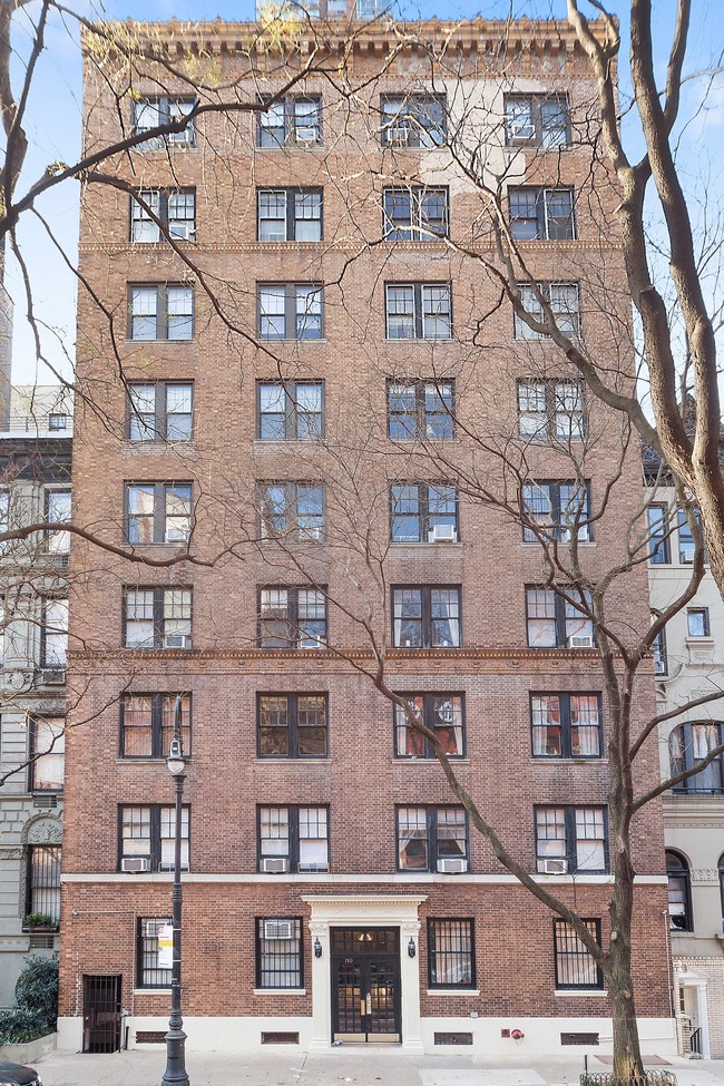 110 W 69th St in New York, NY - Building Photo - Building Photo