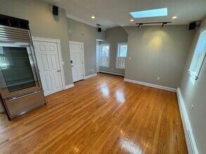 24 Ellington Rd, Unit 3 in Somerville, MA - Foto de edificio - Building Photo