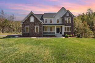 7806 Shawmont Rd in Fredericksburg, VA - Building Photo