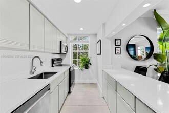 1559 Michigan Ave in Miami Beach, FL - Building Photo - Building Photo