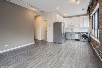 2530 N Clark St, Unit 201 in Chicago, IL - Building Photo - Building Photo
