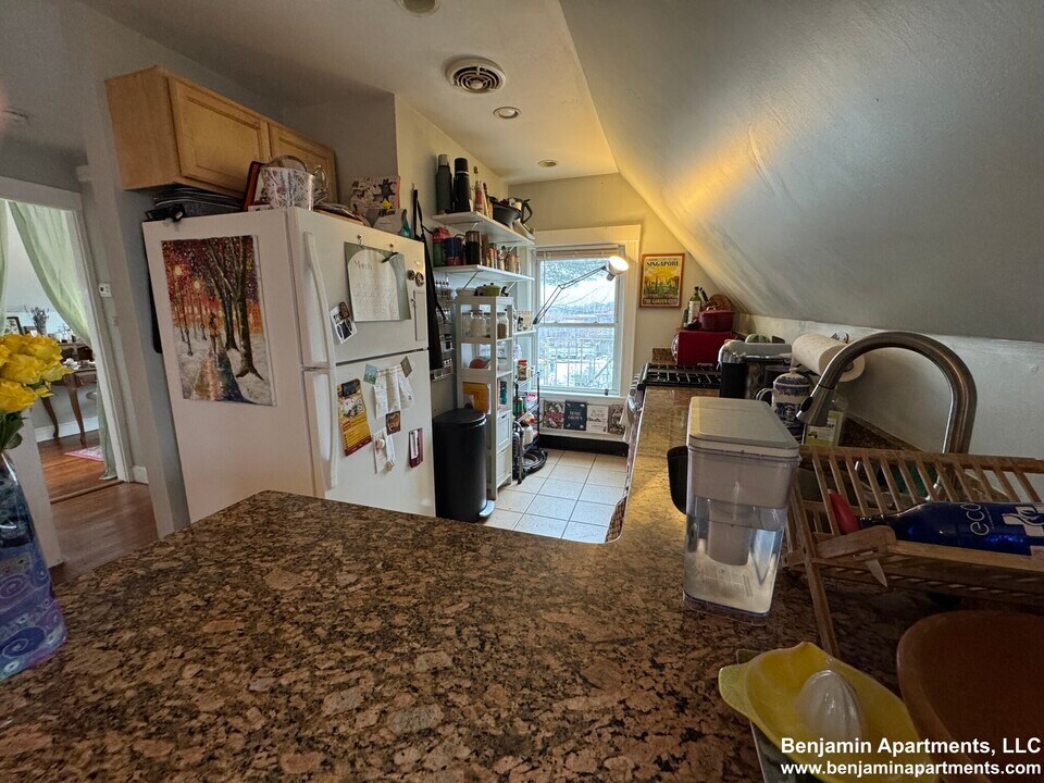 35 Coolidge Hill Rd, Unit 3 in Watertown, MA - Foto de edificio