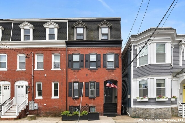 27 Swallow St, Unit #2