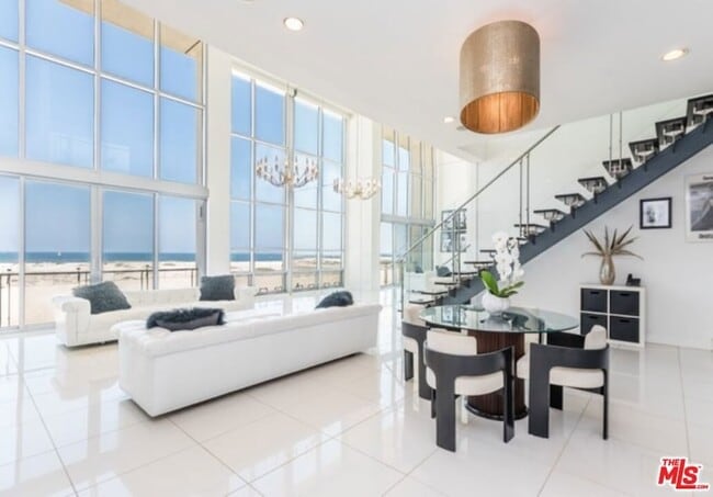 5205 Ocean Front Walk in Marina Del Rey, CA - Foto de edificio - Building Photo
