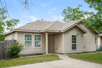 513 N Wood St in Denton, TX - Foto de edificio - Building Photo