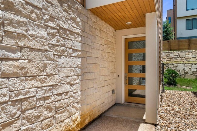 6821 Wolfcreek Pass in Austin, TX - Building Photo - Building Photo