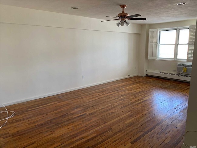 370 W Broadway-Unit -2G in Long Beach, NY - Building Photo - Building Photo