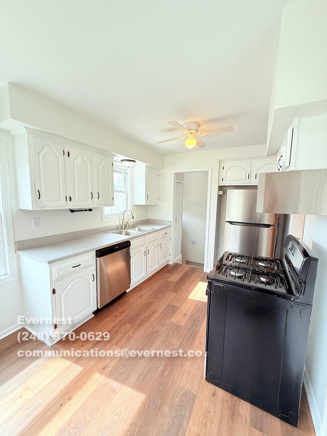1073 Champaign Rd in Lincoln Park, MI - Building Photo - Building Photo