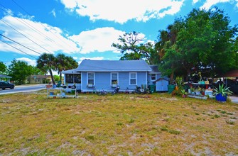 Dolphin Apartments in Cocoa, FL - Foto de edificio - Building Photo