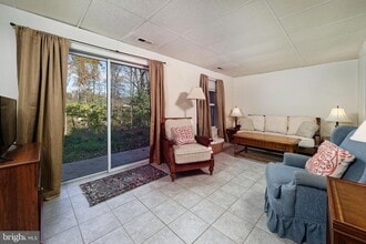 11 Stonewall Ct in Middleburg, VA - Foto de edificio - Building Photo