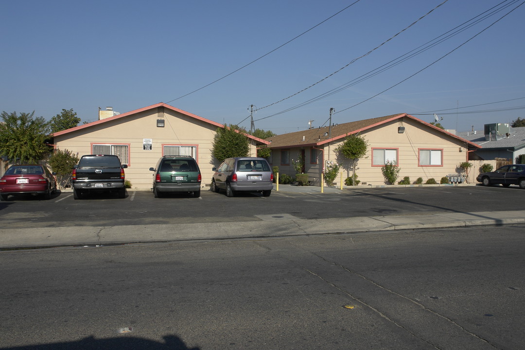 221-227 Broadway Ave in Atwater, CA - Building Photo