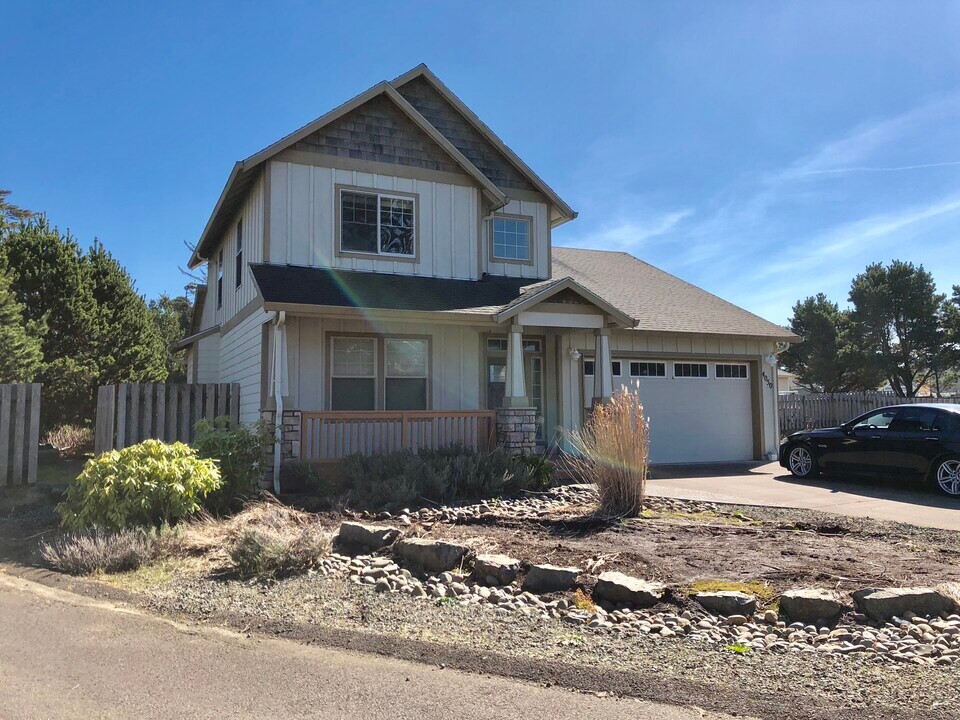 4050 Evergreen Ave in Depoe Bay, OR - Building Photo
