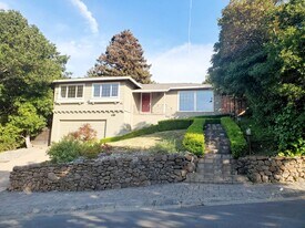 2745 Summit Dr in Hillsborough, CA - Building Photo