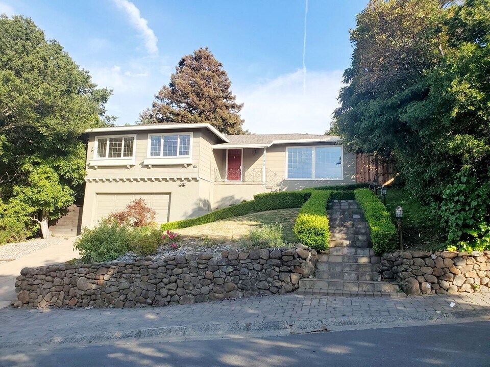 2745 Summit Dr in Hillsborough, CA - Building Photo