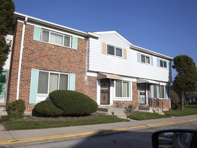 London Towne Houses Cooperative in Chicago, IL - Building Photo - Building Photo