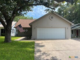 184 E Lincoln St in New Braunfels, TX - Building Photo