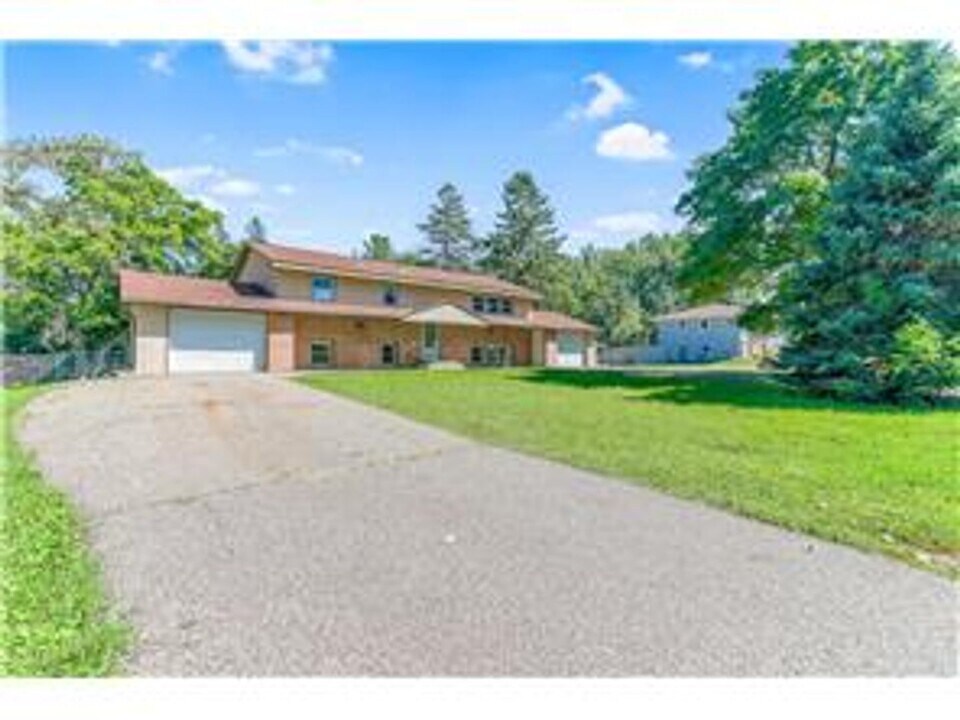 6040 Hemlock Ln N in Plymouth, MN - Building Photo