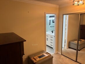 807 N Howard St, Unit Seminary Hill Condo in Alexandria, VA - Foto de edificio - Building Photo