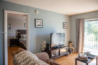 445 SW 11th St in Miami, FL - Building Photo - Building Photo