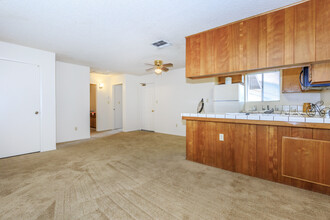 Camelot Square Apartment in Bakersfield, CA - Building Photo - Building Photo