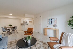 2625 E Indian School Rd in Phoenix, AZ - Building Photo