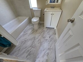 675 Tallow St in Onalaska, TX - Foto de edificio - Building Photo