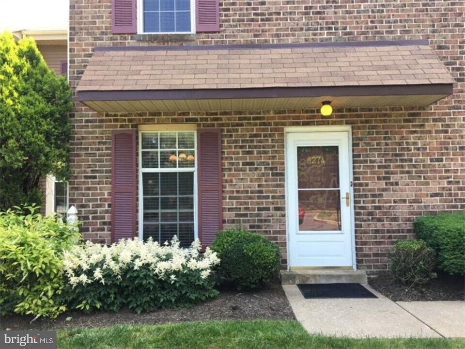 627A Palmer Ln in Yardley, PA - Building Photo